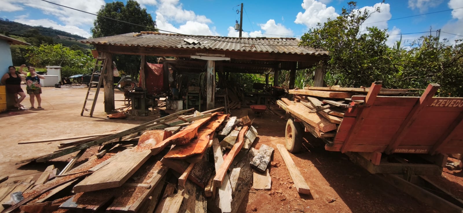 Polícia Ambiental fiscaliza galpão usado para beneficiamento de madeira 